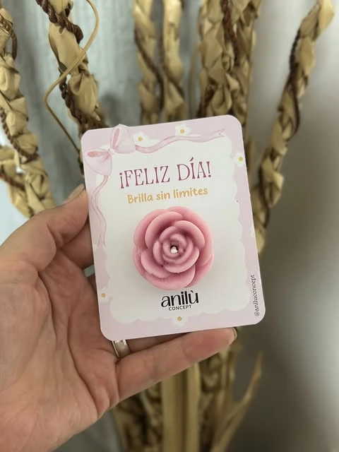 Detalle Anilù con rosa y tarjeta personalizada